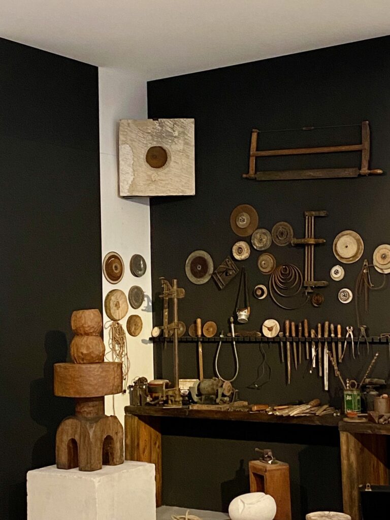 Inside of Brancusi Studio. Ausstellungsansicht Neue Nationalgalerie 2026. Foto: Anemone Vostell.