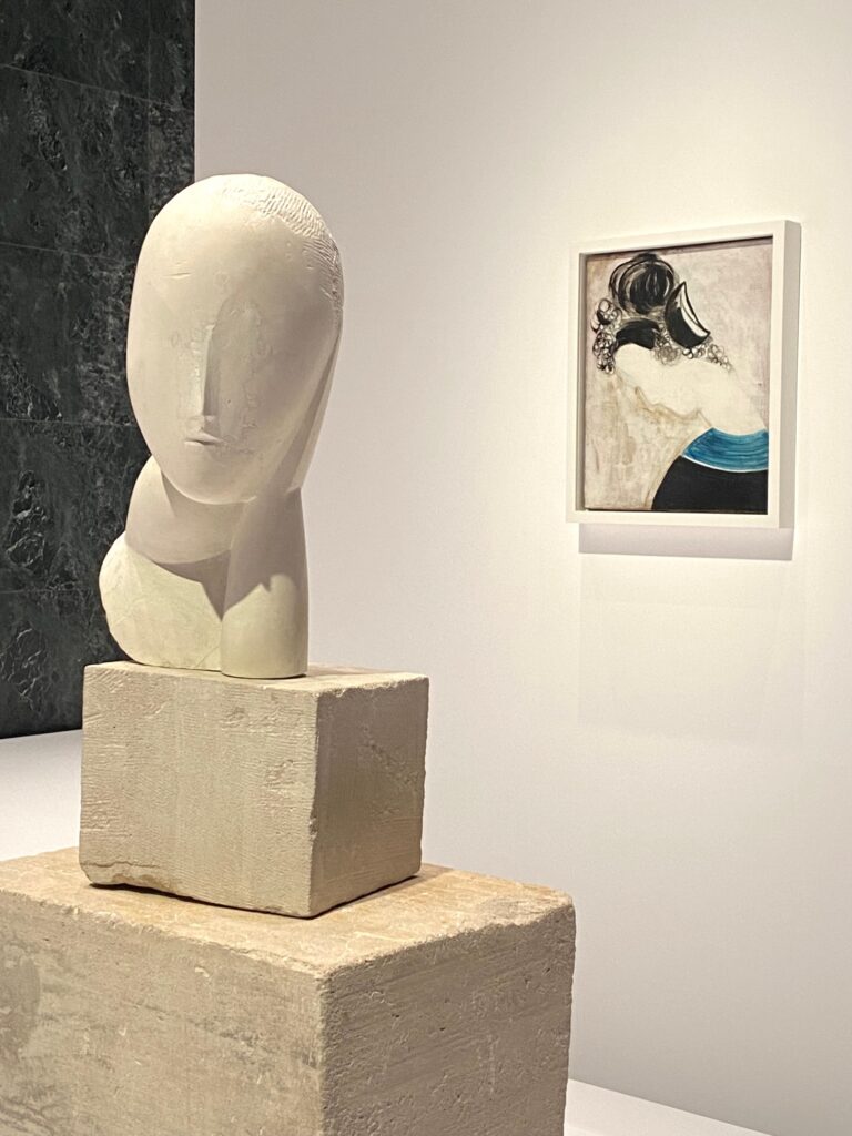 Brancusi, Eine Muse, nach 1971, Gips auf Sockel aus Kalkstein und Pappelholz; vor Frauenprofil mit Dutt, geneigtes Gesicht, vor 1924, Öl auf Leinwand. Foto: Anemone Vostell
