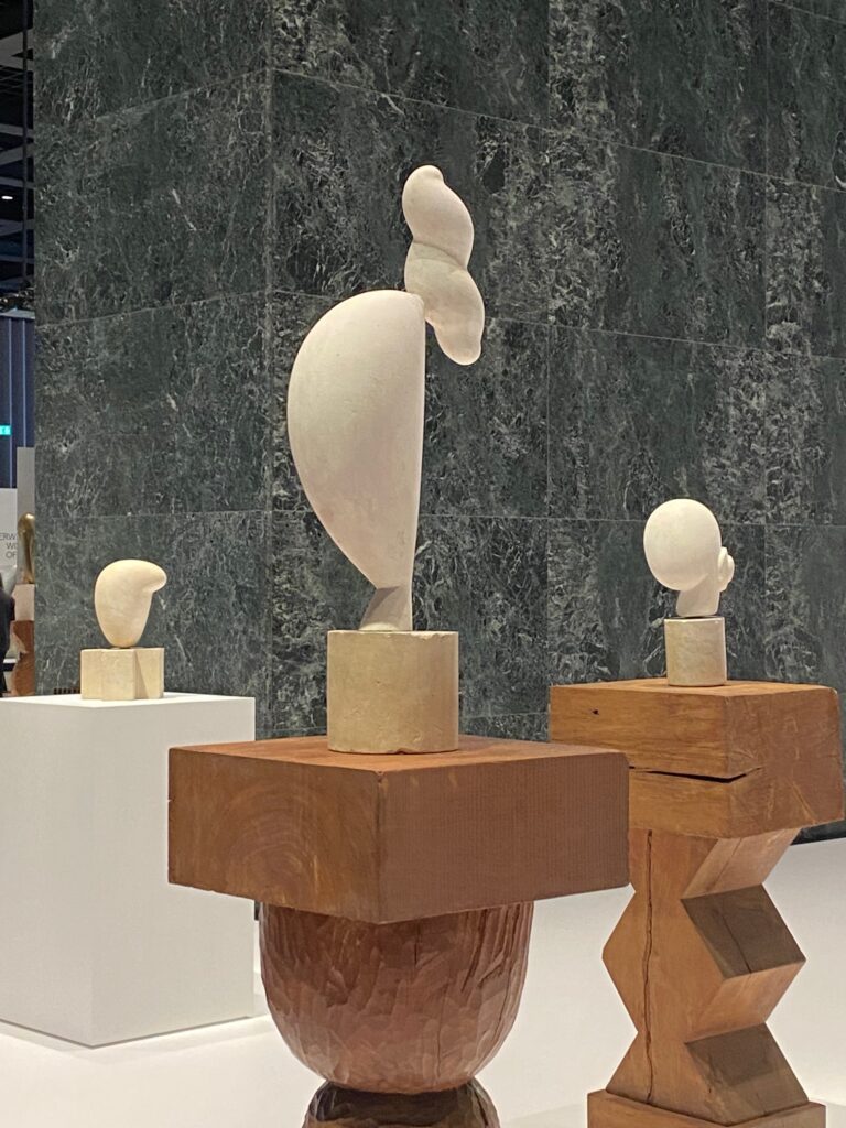 Portrait Nancy Cunard (Kluge Junge Dame), 1926, patinierter Gips auf Sockel aus Gips und Eichenholz. Ausstellungsansicht Neue Nationalgalerie 2026. Foto: Anemone Vostell.
